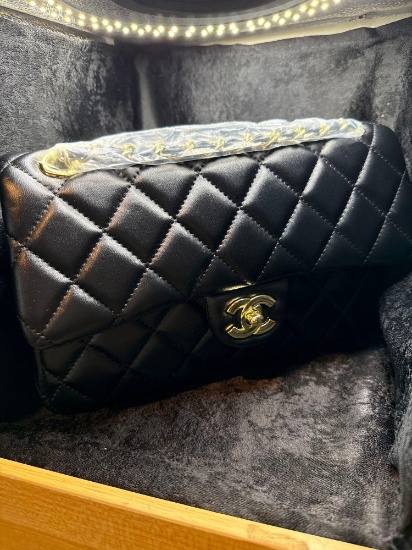 Women's Black Purse (AUCTION COMPANY DOES NOT GUARANTEE AUTHENTICITY)