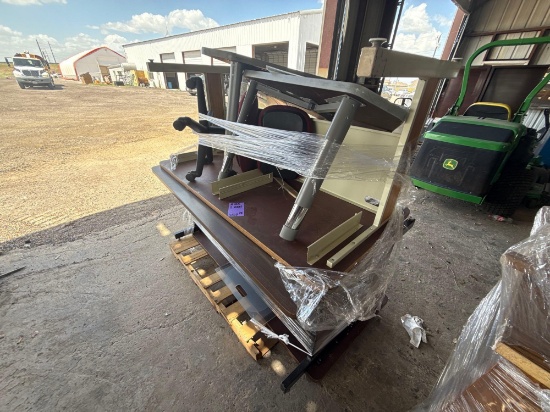 (1) Pallet w/Group of Student Desks, (1) Rolling Chair
