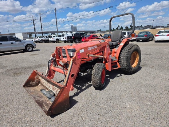 2001 Kubota L3010 Compact Utility Tractor - Kubota LA481 Loader Attachment