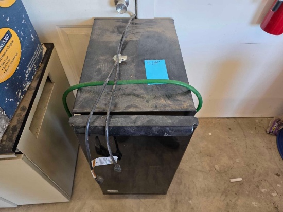 GE Monogram Under-CounterIce Maker w/ Interior Bin, Scoop, and Top Control Panel