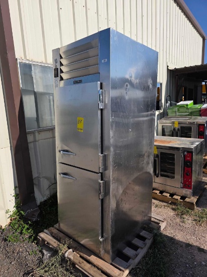 Traulsen Commercial Stainless/S Reach-In Refrigerator Unit Model #: AHF132WP-HHS Serial #: T40684F13