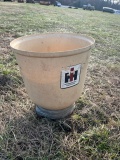 IH FERTILIZER HOPPER