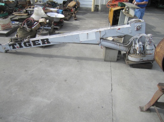 TIGER 8 TON CRANE