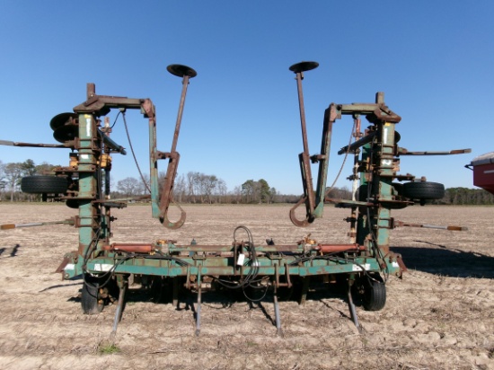 FOREST CITY 8-ROW RIPPER BEDDER, 38”, PARALLEL LINKAGE, DIRT DOOR
