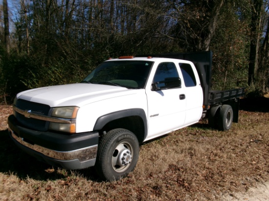 2004 CHEVROLET 3500, EXT CAB, 4 X 4, GAS, AUTO TRANS, 9’ ELECTRIC DUMP, GOOSENECK BALL, 121,061 MILE
