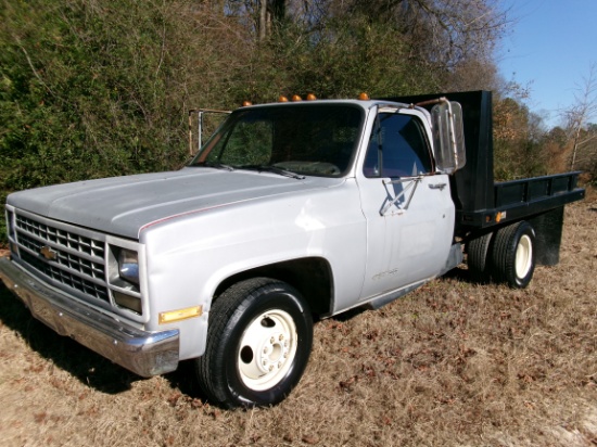 1989 CHEVROLET 3500 GAS, 4-SPD TRANS, 9’ QUALITY DUMP