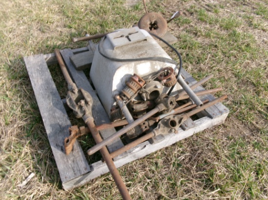 PIPE THREADING MACHINE