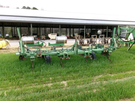 JD 4 ROW RIPPER BEDDER, DIRT DOOR, 48"
