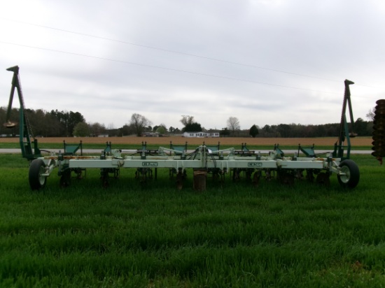 KMC 8 ROW VERTICAL FOLD STRIP-TIL, 36” SPACING, ROW MARKERS, AUTOMATIC RESET SHANKS