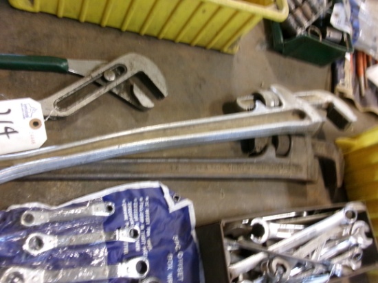 2 PIPE WRENCHES