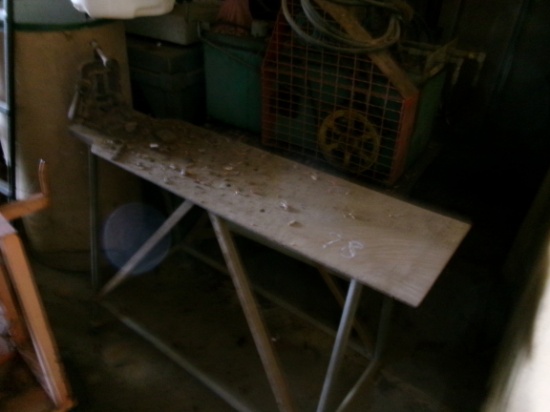 STEEL TABLE WITH VISE