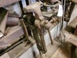 PIPE LEG VISE