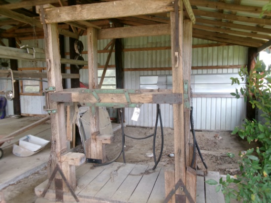 HORSE TRIMMING BOOTH