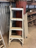 ALUMINUM LADDER