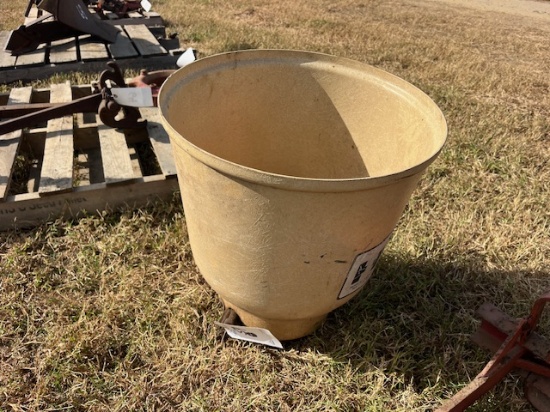 IH FERTILIZER HOPPER