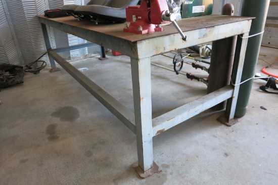 STEEL TABLE WITH VICE