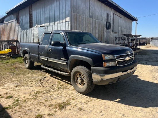 2005 CHEVROLET 2500 4 x 4 GAS  235K MILES