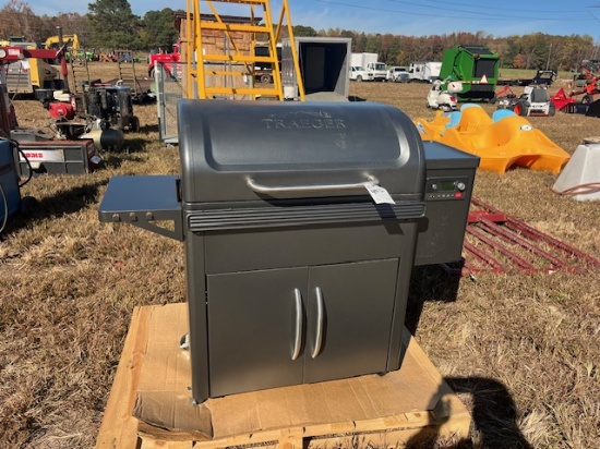 TRAEGER GRILL ALMOST NEW