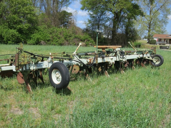 KMC 8-ROW RIPPER BEDDER, 46" ROW, VERTICAL FOLD, DIRT DOOR, SPRAY BOOM