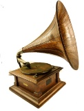 Victor V Horn Phonograph w/Wood Horn