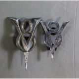 2 Chrome V8 Automobile Insignia