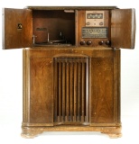 RCA Model V210 Super Heterodyne Radio / Phono