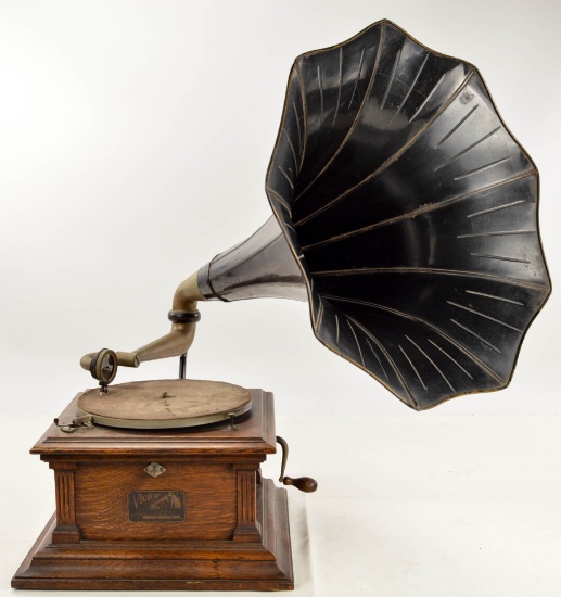 Victor III Disc Phonograph w/Black Panel Horn