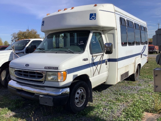 2002 Ford E-450 Shuttle Bus