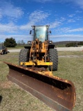 Case 621D, Cab, Heat, AC, Coupler, 3rd Valve, Power Angle plow, 20.5R25 rubber, SN: 140795, Hours: