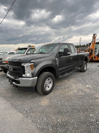 2018 Ford F350 XL Pickup, 6.2L Gas, Auto, 4x4, Super Cab, 8 ft bed, Hitch receiver, step tailgate,