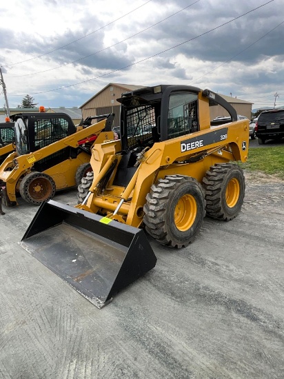 John Deere 328, Cab, Heat, AC, Aux Hyd, Quick Att, GP Bucket, 14-17.5 Rubber,...*2 spd out, drives