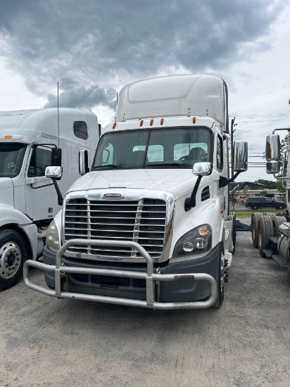 2016 Freightliner Cascadia T/A Road Tractor, 10 speed, Air Brakes, Air Ride Seat, Pintle Hitch, VIN: