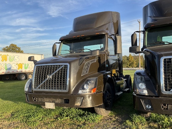 2012 Volvo S/A Road Tractor, Day Cab, D13 405hp Motor, 10 speed Eaton Fuller, Air Brakes, DEF,