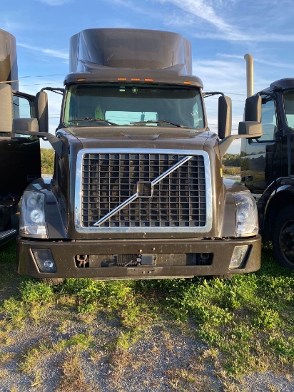 2014 Volvo S/A Road Tractor, Day Cab, D13 405hp Motor, 10 speed Eaton-Fuller, Air Brakes, DEF,