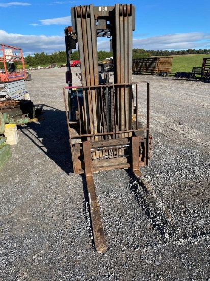 Komatsu G25T-14 Fork Lift, *Runs no tank*, 48" Forks, Weight: 9,850, SN: 587125A