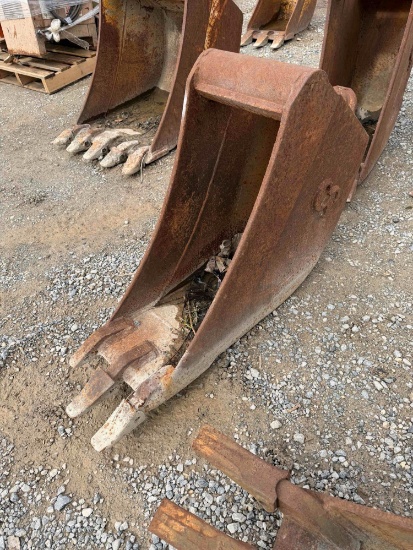 12 CP Toothed Bucket