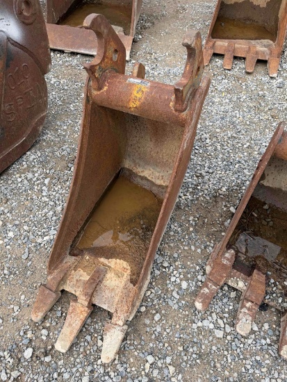 12 John Deere Toothed Bucket