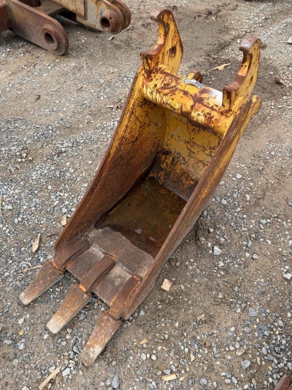 12 John Deere Toothed Bucket