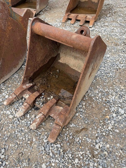 16 Lag Toothed Bucket