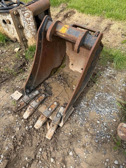 18 Bobcat Toothed Bucket
