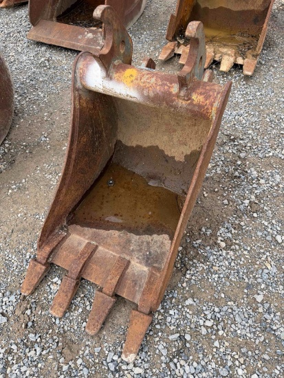 18 John Deere Excavator Toothed Bucket