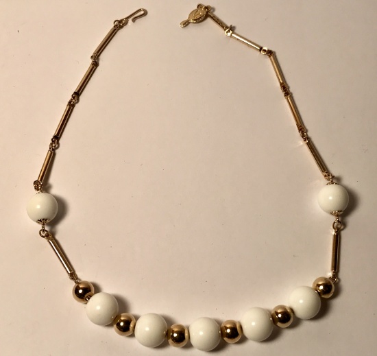 Pretty Vintage Sarah Coventry Gold Tone & White Beaded 14” Necklace