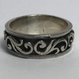 Sterling Silver Band with Black Background Size 8