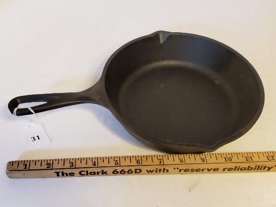 Cast iron Double Spout Skillet by Lodge