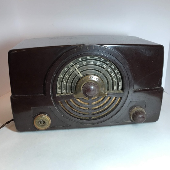 Vintage Zenith Bakelite Radio Model 7H820-Z