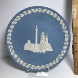 Wedgwood England Christmas 1970 Decorative Plate with Stand