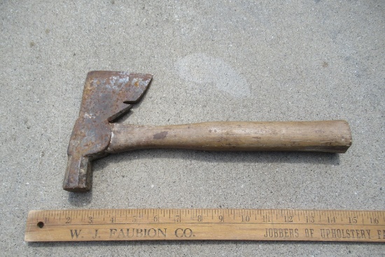 Hatchet Hammer with Nail Pull Slot