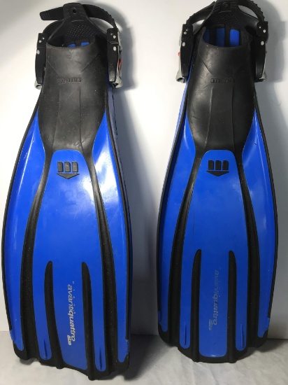 Pair of Mares Plana Avantiquattro Abs Size Small Flippers - Made in Italy