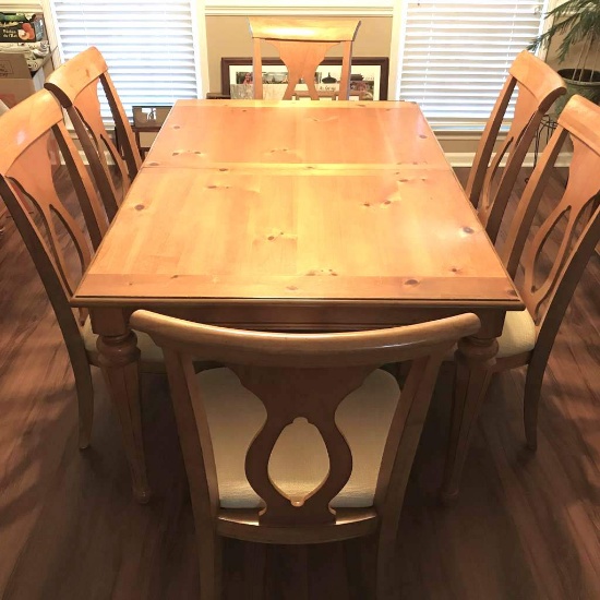 Broyhill Dining Set with 6 Chairs & 2 Large Leafs - Seat Upholstery is in Excellent Condition