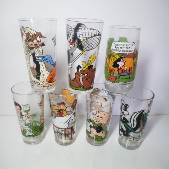 Vintage 1976 Looney Toons Collectible Glasses Set of 6 Plus a Snoopy Glass
